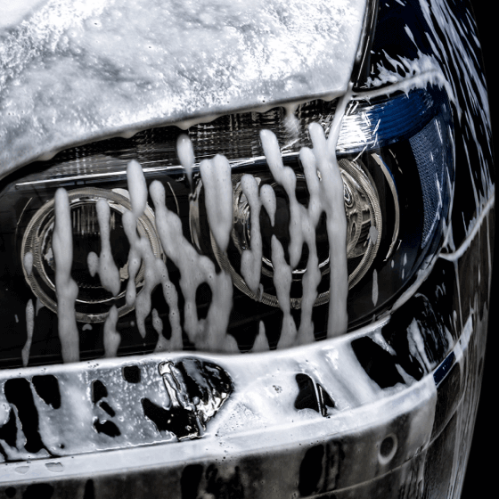Üzerine sabunlu su püskürtülmüş bir araba