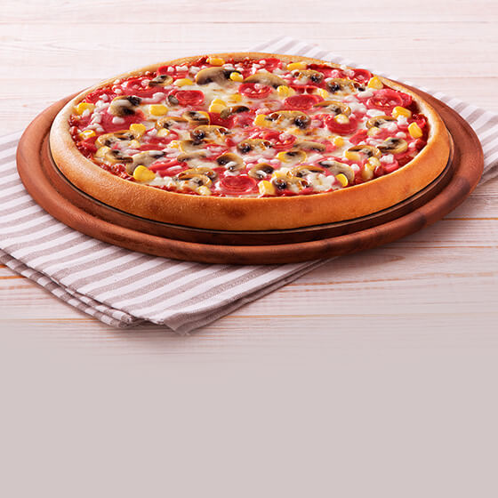 Masada ahşap bir tabakta bulunan pizza
