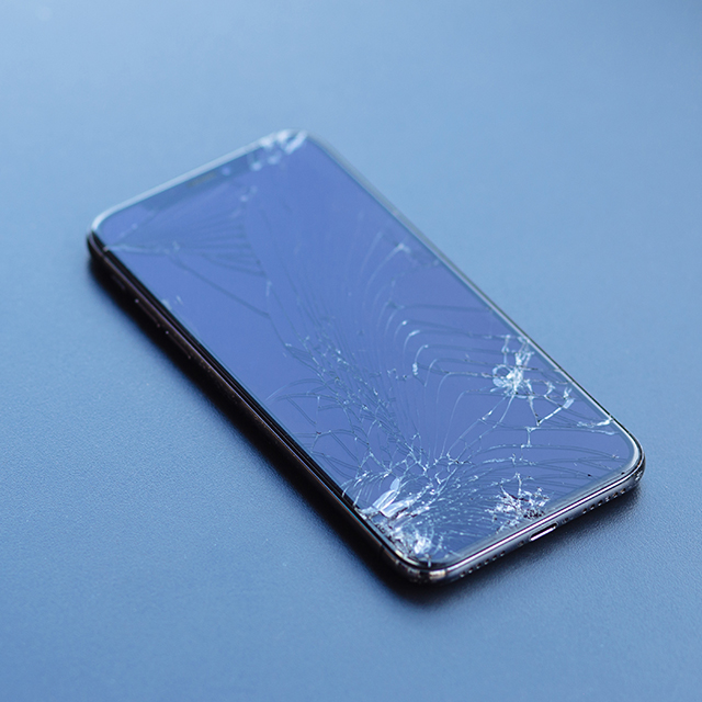 ekranı kırık bir cep telefonu