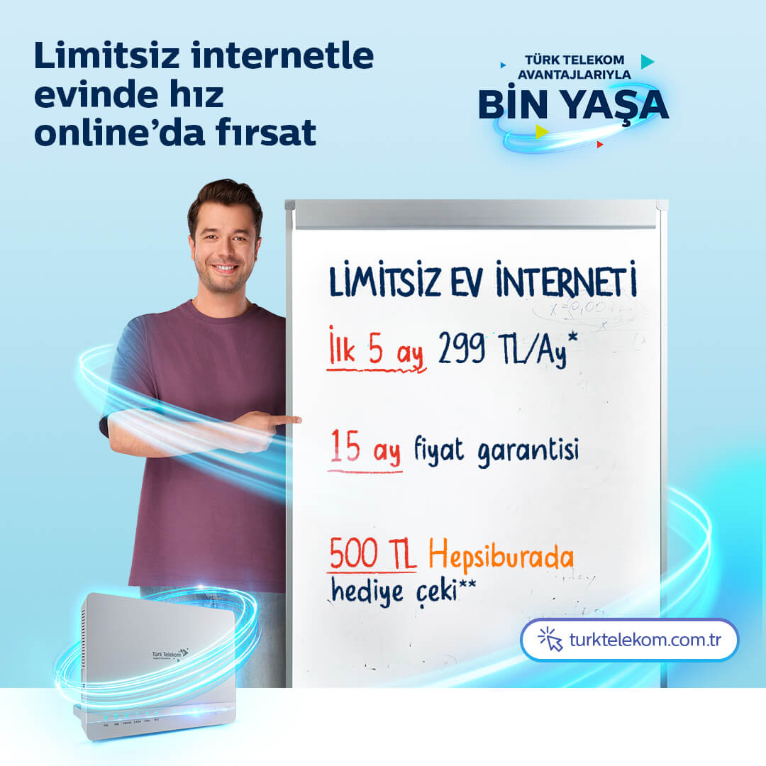 3 kişilik bir aile koltukta otururken diz üstü bilgisayara bakarak gülümsüyor solda modem türkiyenin fiber gücü yazısı ve üstünde paketler yer alıyor