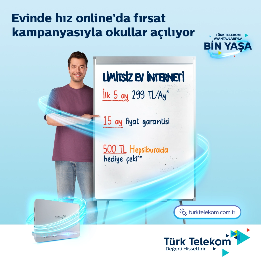 3 kişilik bir aile koltukta otururken diz üstü bilgisayara bakarak gülümsüyor solda modem türkiyenin fiber gücü yazısı ve üstünde paketler yer alıyor