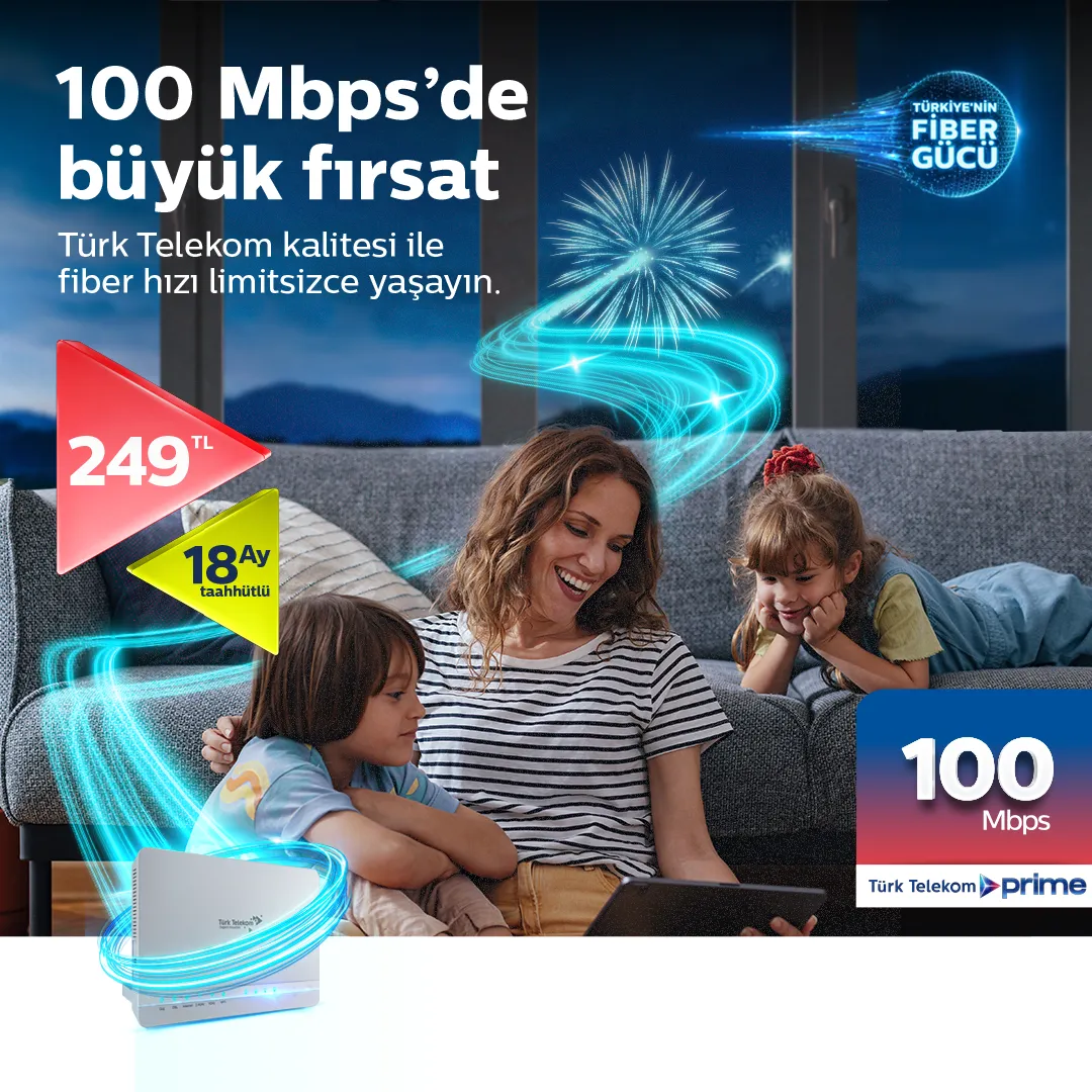 3 kişilik bir aile koltukta otururken diz üstü bilgisayara bakarak gülümsüyor solda modem türkiyenin fiber gücü yazısı ve üstünde paketler yer alıyor