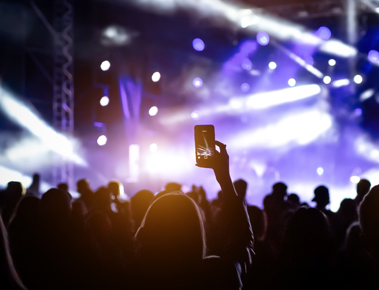 Cep telefonlarıyla bir konserin fotoğrafını çeken insanlar